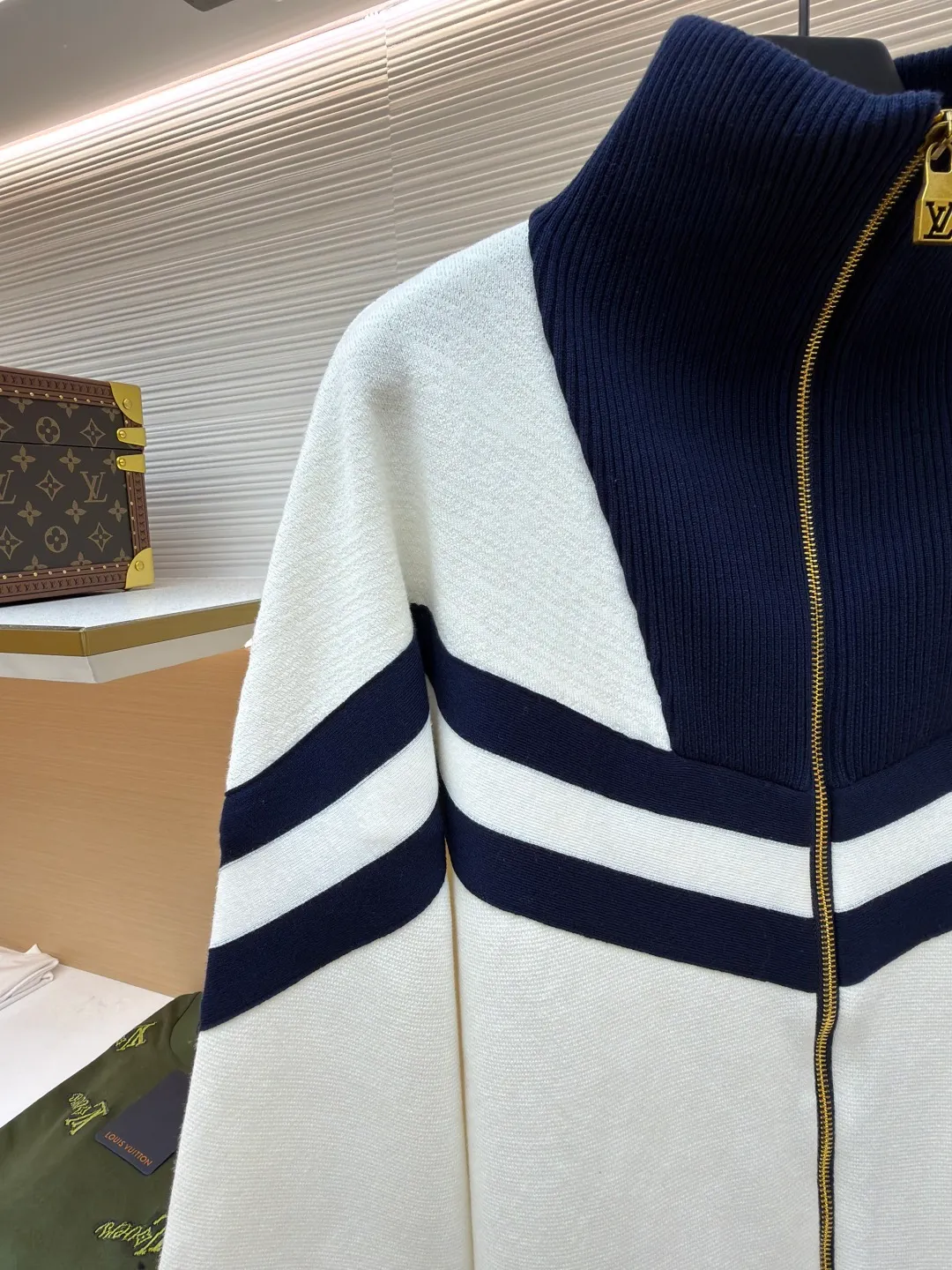 LOUISVUITTON line and color embroidered jacket ●Original version: 21300 purchased and developed ●Item number: 1680860-B75 ●Fabric: combed cotton fabric ●Technology: embroidery production ●Version: Fitted version ●Weight: about 965 grams ●Size: S-M-L-XL ●Description: The yarn is made of [2/40 count 100% combed cotton], It is made of [14-needle computer woven piece], the whole piece is solid sesame base, [about 160 minutes], the blue and white strips are [hair hanging method], and the weaving time is longer [about 70 minutes]; when sewing, the hem ribs and cuff ribs need to be [stitched in double layers], the collar bone is wrapped so that it does not show up, [the collar needs to be sewn twice], the bottom bone and the shirt body bone are not in the same line When sewing the sleeves, you need to sew in a circle, which takes a long time to sew. After embroidering, you need to carve the blue and white strips of tape and the zipper. When flat sewing, you need to pay special attention to the straight position of the straps, which can easily become skewed. The zipper is [inside the rib position], and the collar is very high. It is difficult to sew the zipper. The entire production process requires too many steps, and the wool is white, so it is very easy to get dirty, which increases the finishing time and the defective rate. The overall wiring is straight and delicate, the fabric is comfortable and soft, and the color is consistent without color difference. It can be matched with the same style to create a fashionable look and control various occasions. Customized accessories, complete with three standards, same style for men and women!